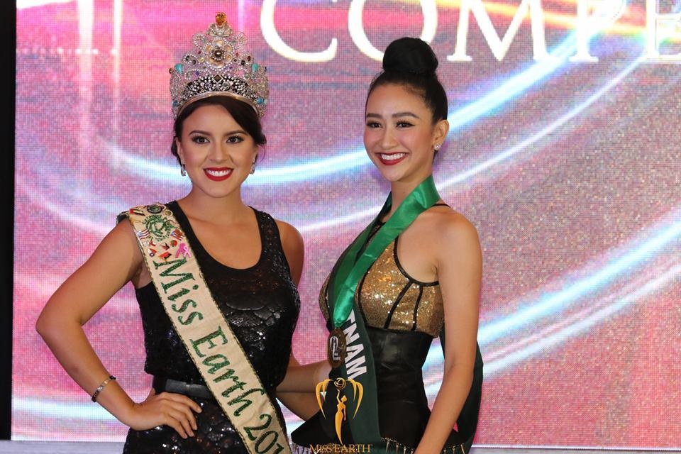 Hà Thu xuất sắc giành thêm hai huy chương vàng tại Hoa hậu Trái đất 2017 - 9
Hà Thu đọ sắc cùng đương kim hoa hậu trái đất.