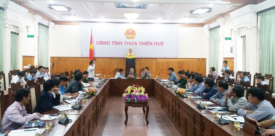 Thừa Thiên Huế họp khẩn lên phương án chống bão số 13 - 1 Cuộc họp khẩn ứng phó bão số 13 trưa nay (10/11) của UBND tỉnh Thừa Thiên Huế