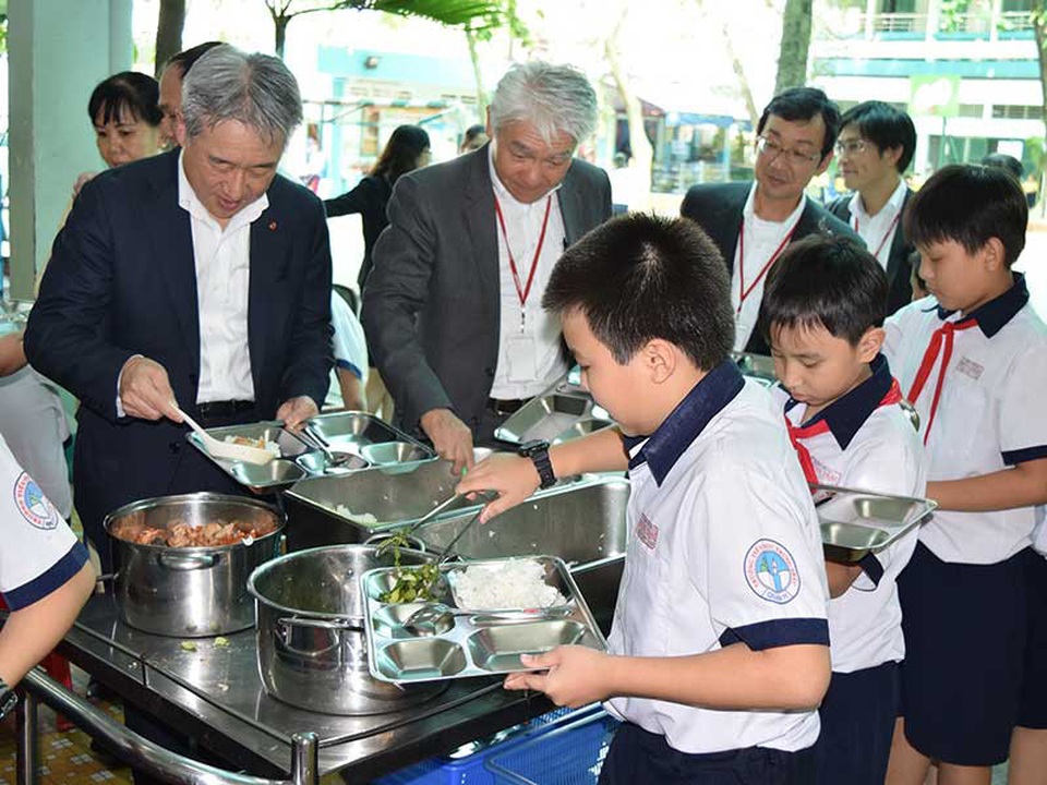 Thay đổi nhận thức từ bữa ăn học đường - 2
Đại diện công ty Ajinomoto tham dự bữa ăn học đường cùng học sinh tiểu học