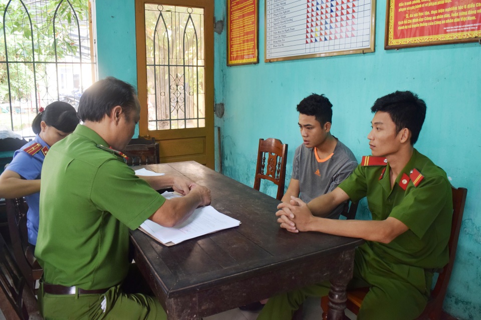 Ngang nhiên thuê xe cẩu trộm 12 cây gỗ giữa ban ngày - 1 Ngang nhiên thuê xe cẩu trộm 12 cây gỗ giữa ban ngày đi bán, Huy đã bị bắt giữ