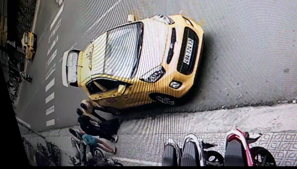 Đi taxi 3km, hai du khách nước ngoài bị “chém” 500.000 đồng - 1 Hình ảnh 2 du khách lên chiếc taxi của hãng Vina Gold ngày 10/5, được camera ghi lại (ảnh cắt từ clip)