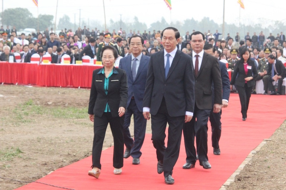 Chủ tịch nước lái máy cày trong lễ hội Tịch điền Đọi Sơn - 2
Chủ tịch nước Trần Đại Quang và nguyên Phó Chủ tịch nước Nguyễn Thị Doan về dự lễ hội Tịch điền
