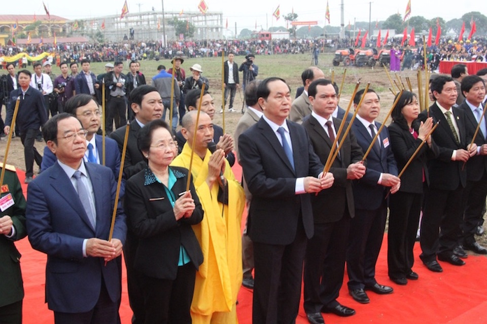 Chủ tịch nước lái máy cày trong lễ hội Tịch điền Đọi Sơn - 4 Chủ tịch nước Trần Đại Quang và nguyên Phó chủ tịch nước Nguyễn Thị Doan, Chủ tịch Hội Khuyến học Việt Nam cùng các lãnh đạo bộ, ban, ngành dâng hương linh vị vua Lê Đại Hành và Thần Nông