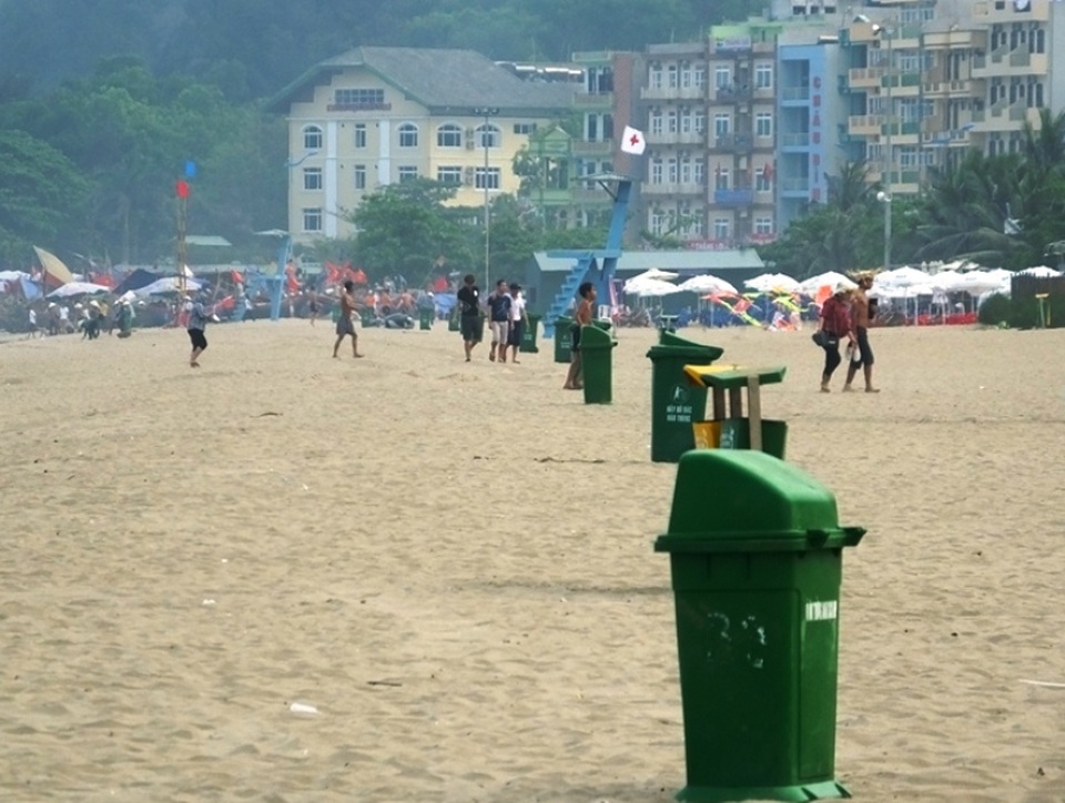 "Bịt" các rãnh nước hôi thối đổ ra bãi biển Sầm Sơn - 6 Bố trí thùng rác dọc bãi biển