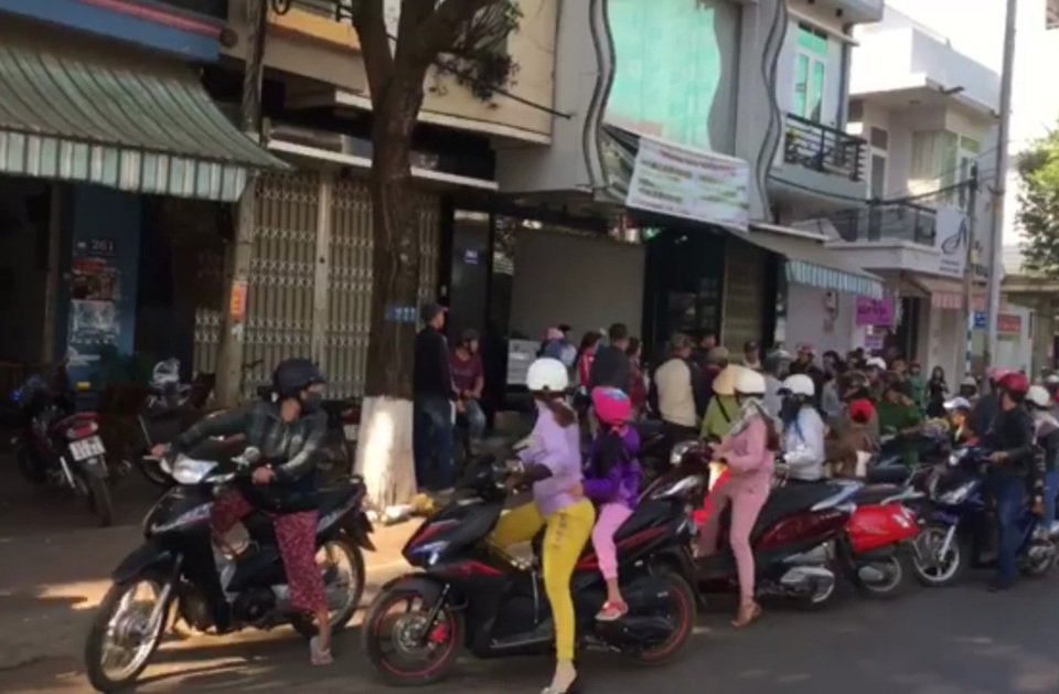 Hàng chục người đuổi bắt kẻ trộm thuốc... tăng cường sinh lý - 1
Người dân tập trung vây bắt đối tượng trộm thuốc tây