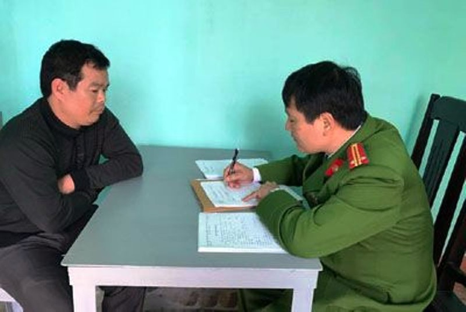 Dùng thuốc hướng thần ép nạn nhân viết giấy vay nợ, thế chấp tài sản... - 1 Cơ quan Công an làm việc với đối tượng