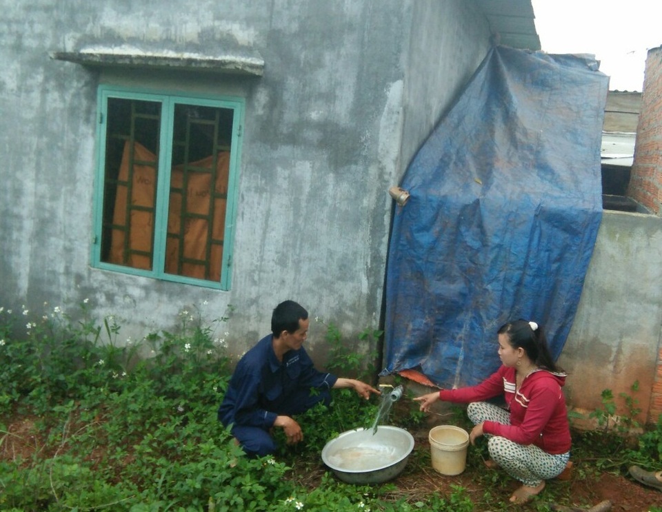 Một gia đình nghi bị đổ thuốc độc vào bể nước ăn - 1
Phía sau là bãi đất trống nên gia đình chị Đẹp nghi ngờ có người đứng ở đây đổ thuốc độc vào bể nước ăn