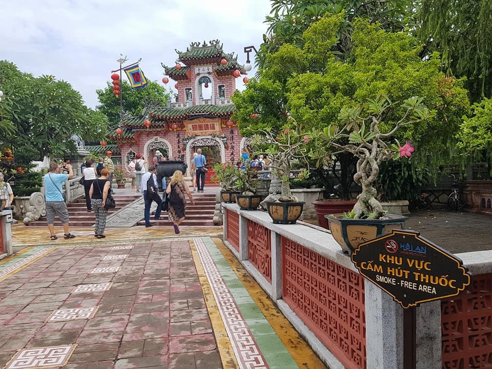 Khách du lịch vẫn đổ xô đến Hội An dù cấm thuốc lá - 2