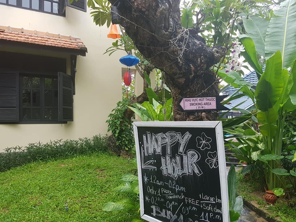 Chỉ dẫn đường đến khu vực được hút thuốc bên trong một khách sạn tại Hội An.