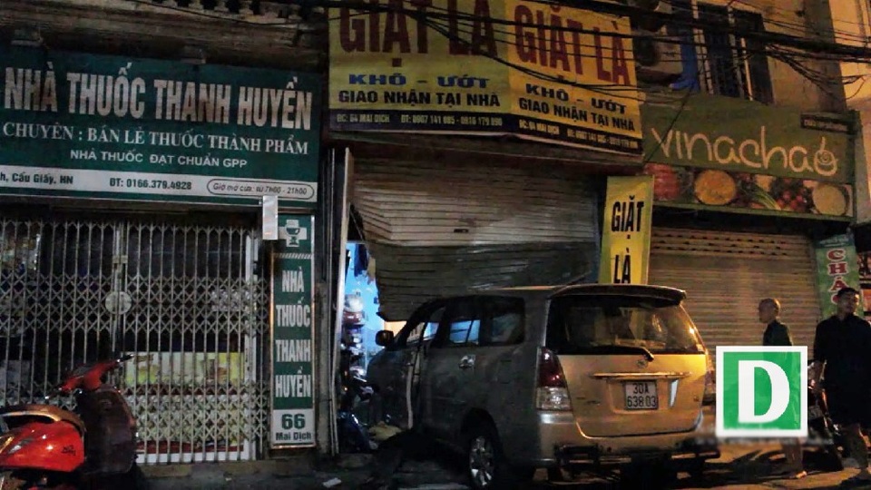 Hà Nội: Xe Innova cố tình đâm liên tiếp vào cửa hàng giặt là lúc nửa đêm - 2
Hiện trường vụ xe tông cửa tiệm giặt là lúc nửa đêm.