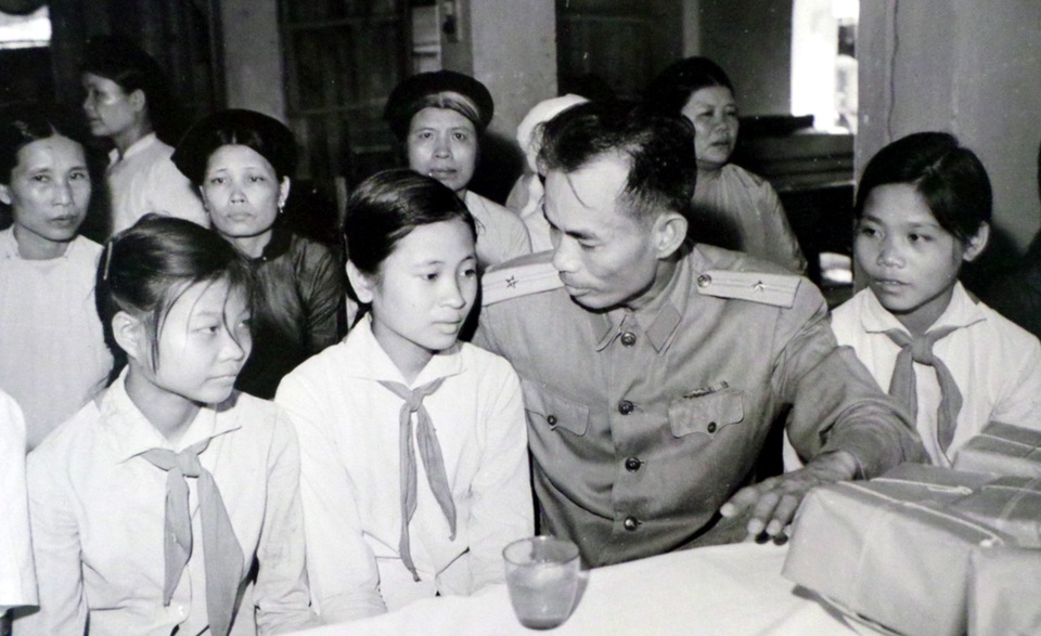 Đại diện lãnh đạo Bộ Quốc phòng thân mật nói chuyện với các cháu là con liệt sĩ được các tiểu thương chợ Đồng Xuân đỡ đầu (năm 1962).