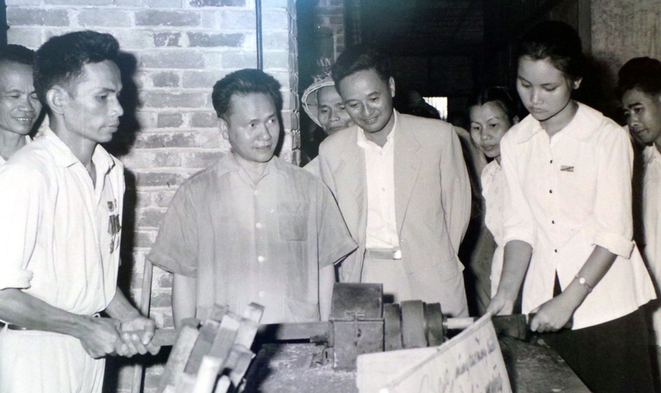 Phó Thủ tướng Lê Thanh Nghị đến thăm xưởng Chiến thắng - một cơ sở sản xuất của anh em thương binh, quân nhân và gia đình liệt sĩ ở Hà Nội năm 1965.