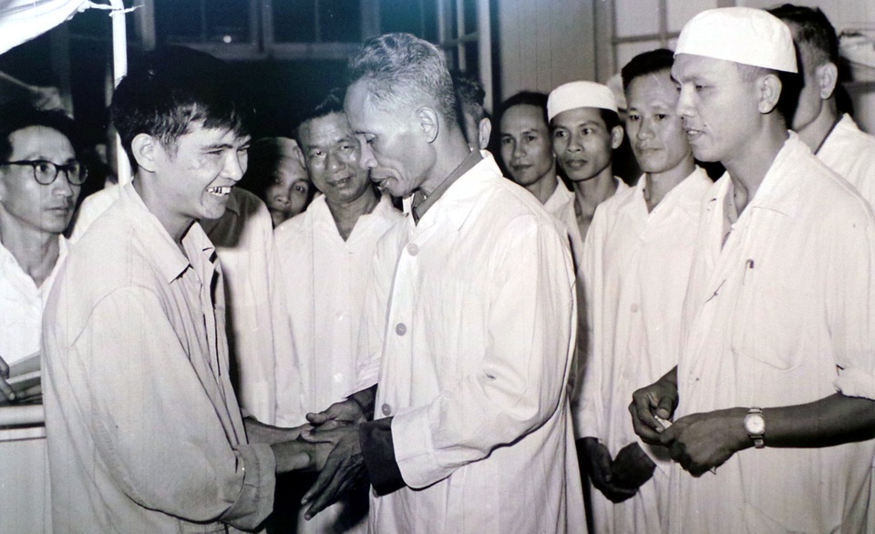 
Thủ tướng Chính phủ Phạm Văn Đồng ân cần thăm hỏi thương binh đang điều trị tại Viện Quân y 108 Hà Nội năm 1967.
