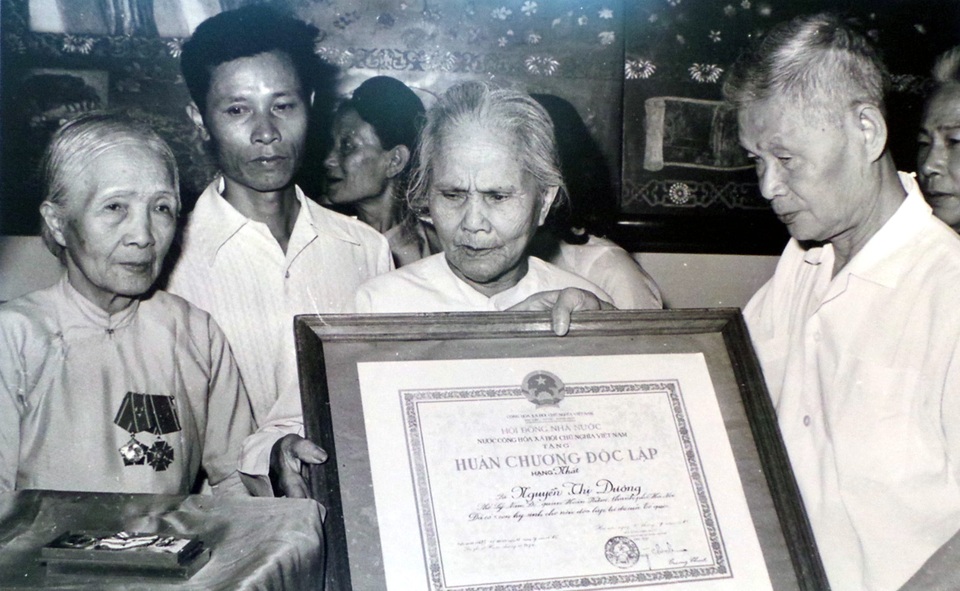 Đồng chí Lê Văn Lương, Ủy viên Trung ương Đảng, Bí thư Thành ủy Hà Nội, trao Huân chương Độc lập hạng Nhất cho cụ Nguyễn Thị Dương (ở Lý Nam Đế, quận Ba Đình) - người có 5 con là liệt sĩ (năm 1985).