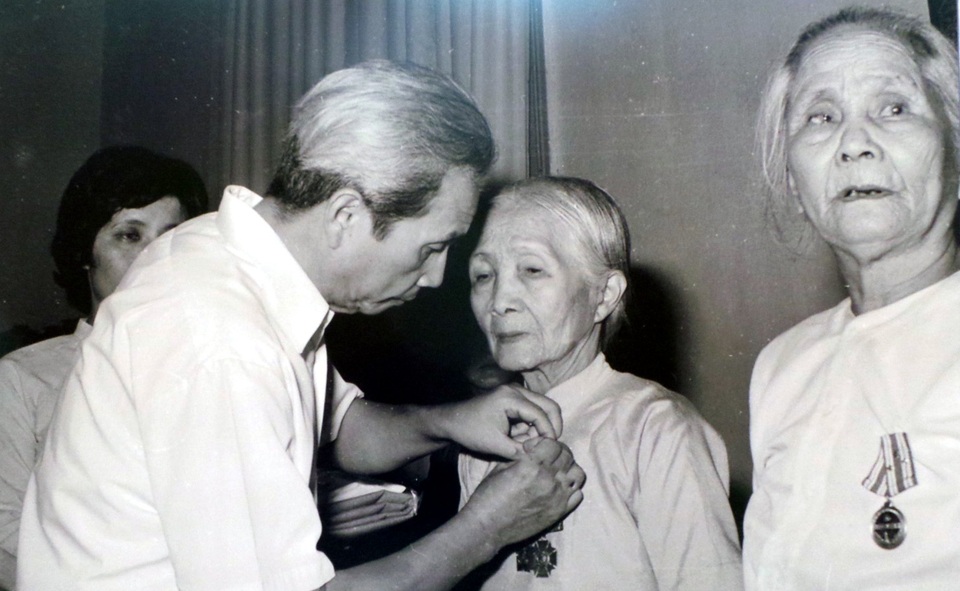 Đồng chí Trần Vĩ, Ủy viên Trung ương Đảng, Chủ tịch UBND TP Hà Nội, trao Huân chương Độc lập hạng Nhì cho cụ Thái Thị Thịnh, người có chồng và 3 con là liệt sĩ (năm 1985).