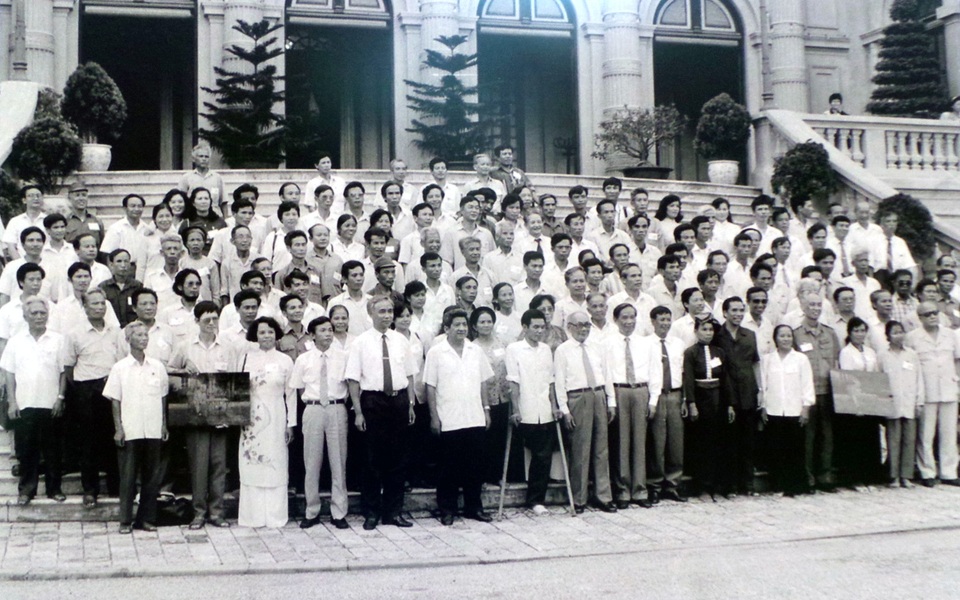 Chủ tịch Quốc hội Nông Đức Mạnh và đồng chí Võ Chí Công - cố vấn Ban Chấp hành Trung ương Đảng, tiếp thân mật và chụp ảnh lưu niệm với các đại biểu thương binh và gia đình liệt sĩ làm kinh tế giỏi các tỉnh phía Bắc (năm 1993).