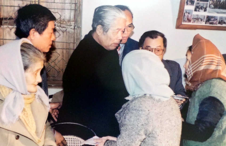 Tổng Bí thư Ban Chấp hành Trung ương Đảng Đỗ Mười ân cần thăm hỏi các cụ tại trung tâm nuôi dưỡng, điều dưỡng người có công TP Hà Nội năm 1993.