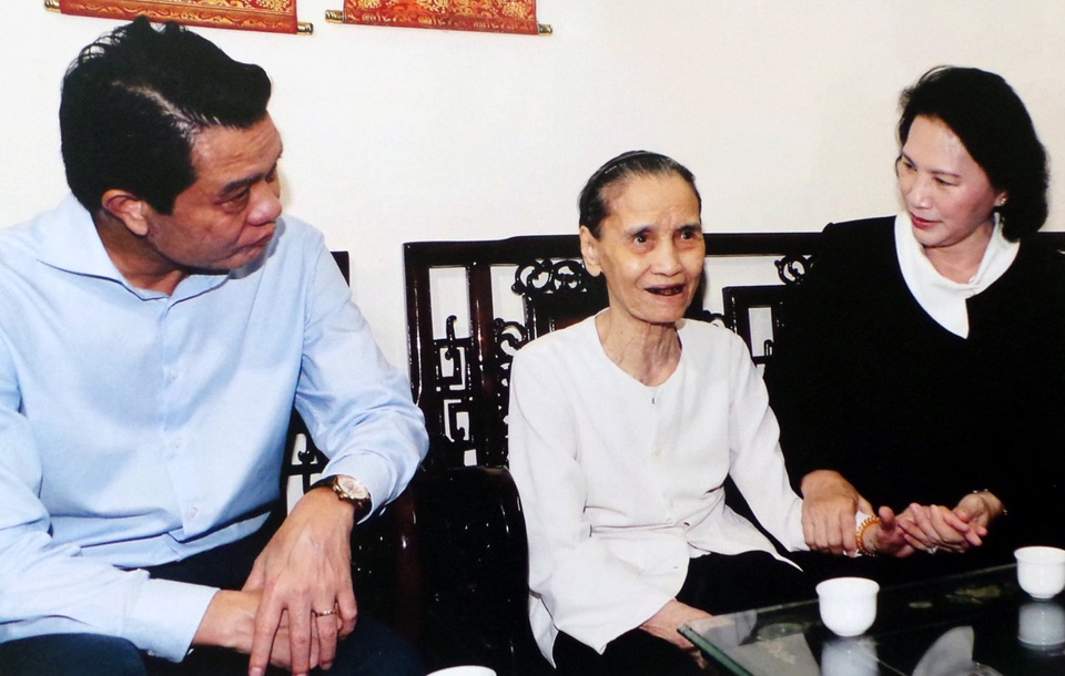 Chủ tịch Quốc hội Nguyễn Thị Kim Ngân, lãnh đạo thành phố Hà Nội thăm và tặng quà Mẹ Việt Nam anh hùng Nguyễn Thị Xuyên (có 2 con trai là liệt sĩ) ở phường Vĩnh Phúc, Ba Đình, Hà Nội.