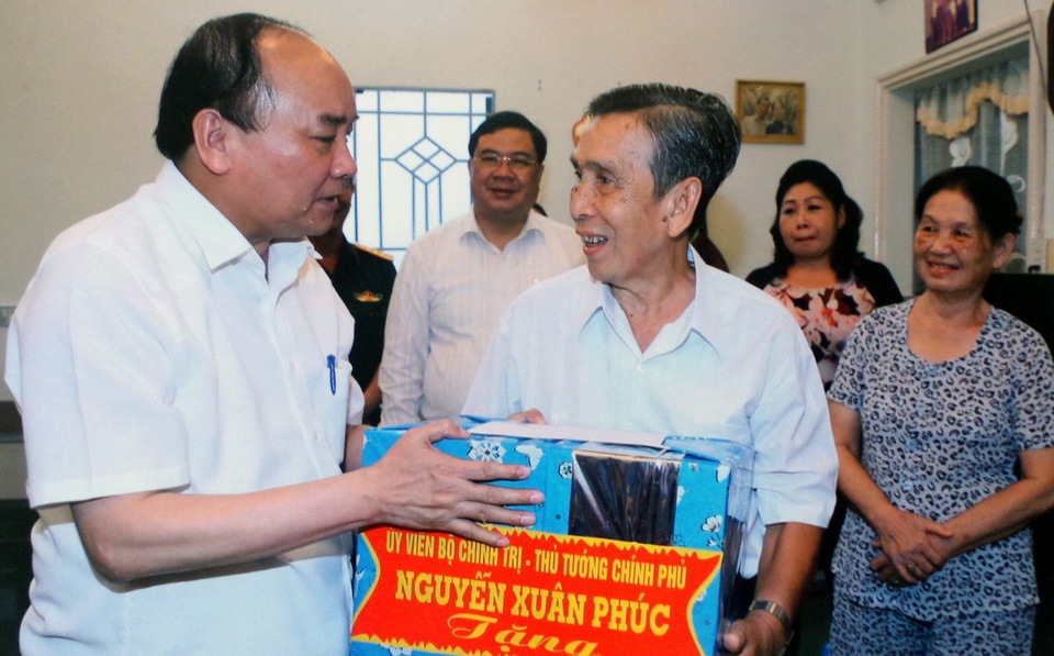 Thủ tướng Chính phủ Nguyễn Xuân Phúc thăm và tặng quà gia đình thương binh hạng 1/4 Nguyễn Thế Minh (phường Xuân Khánh, quận Ninh Kiều, TP Cần Thơ).