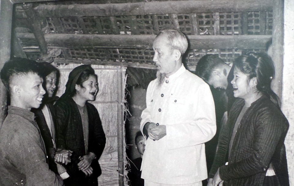 
Chủ tịch Hồ Chí Minh thăm gia đình có công với cách mạng ở TP Hà Nội năm 1955.
