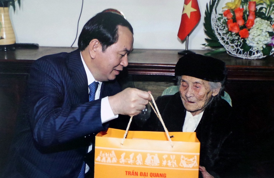 Chủ tịch nước Trần Đại Quang thăm hỏi và tặng quà Mẹ Việt Nam anh hùng Lê Thị Sáu (ở phường Bến Thủy, TP Vinh, Nghệ An) năm 2017.