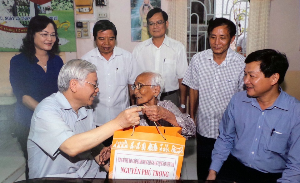 Tổng Bí thư Nguyễn Phú Trọng thăm, tặng quà Mẹ Việt Nam anh hùng Nguyễn Thị Hạnh (ở xã Phong Thạnh Tây A, huyện Phước Long, Bạc Liêu) năm 2017.