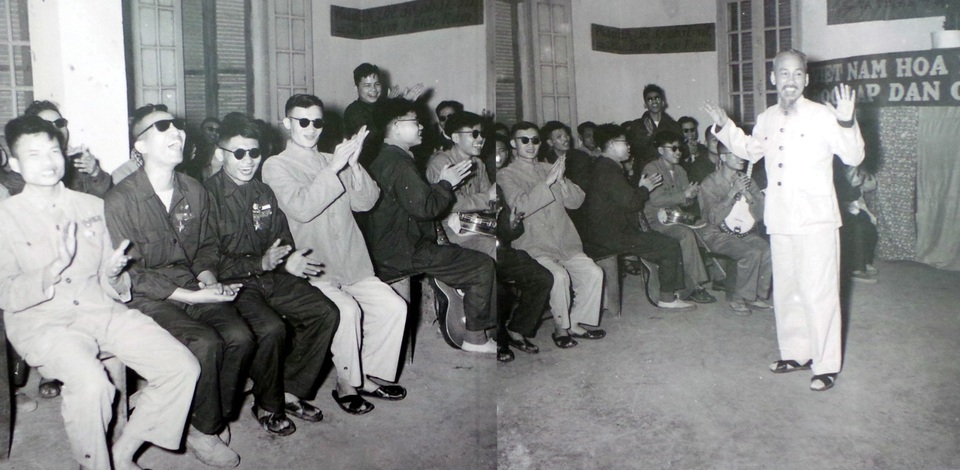 Chủ tịch Hồ Chí Minh thăm trường Thương binh hỏng mắt.