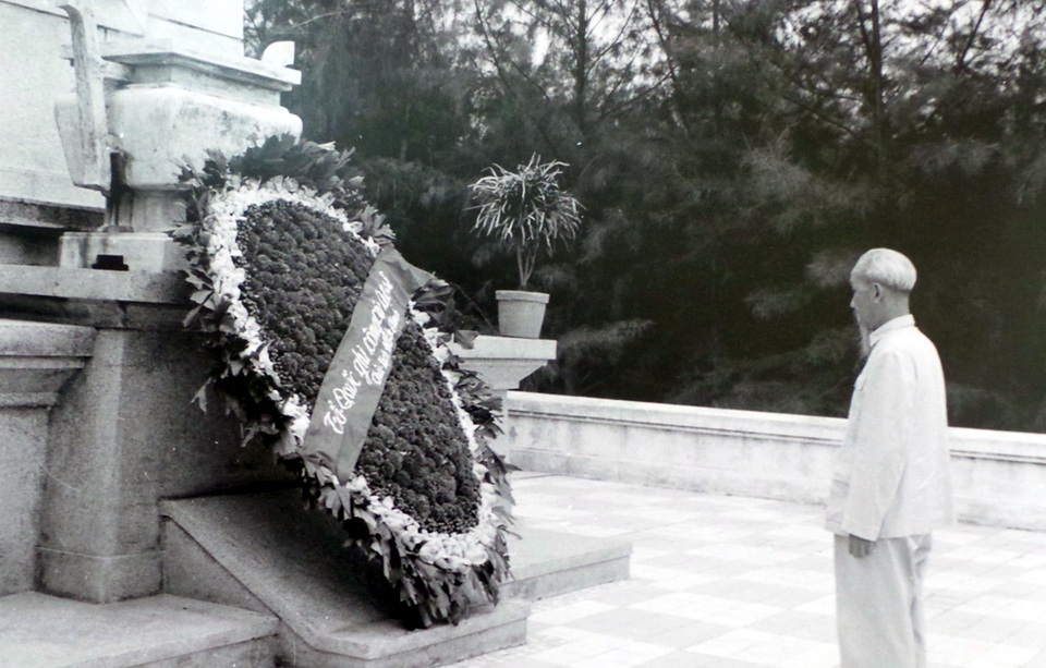 Chủ tịch Hồ Chí Minh đặt vòng hoa viếng nghĩa trang liệt sĩ Mai Dịch năm 1960.
