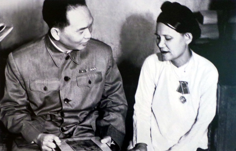 Đại tướng Võ Nguyên Giáp ân cần thăm hỏi cụ Lê Thị Hợp, người đã có 10 người con tòng quân, năm 1957.