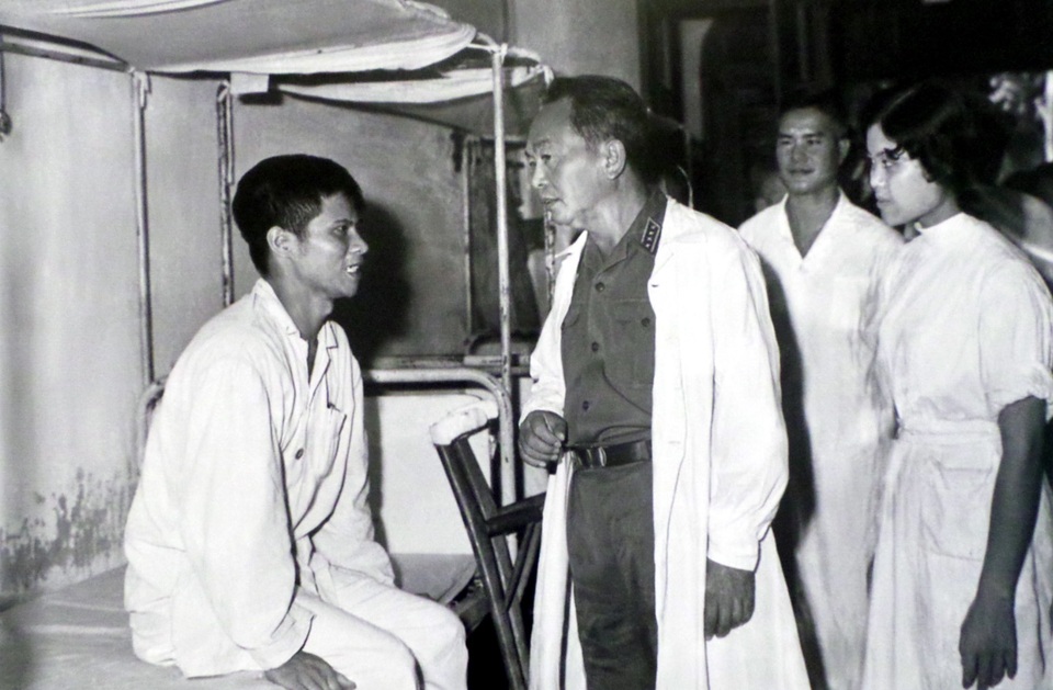 Đại tướng Võ Nguyên Giáp thăm thương binh đang điều trị tại Viện Quân y 108 Hà Nội năm 1969.