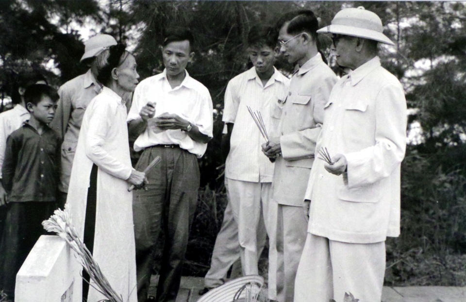 Phó Thủ tướng Phan Kế Toại và Chủ tịch Ủy ban Hành chính Hà Nội Trần Duy Hưng ân cần thăm hỏi mẹ liệt sĩ Đặng Thị Nhân (năm 1960).