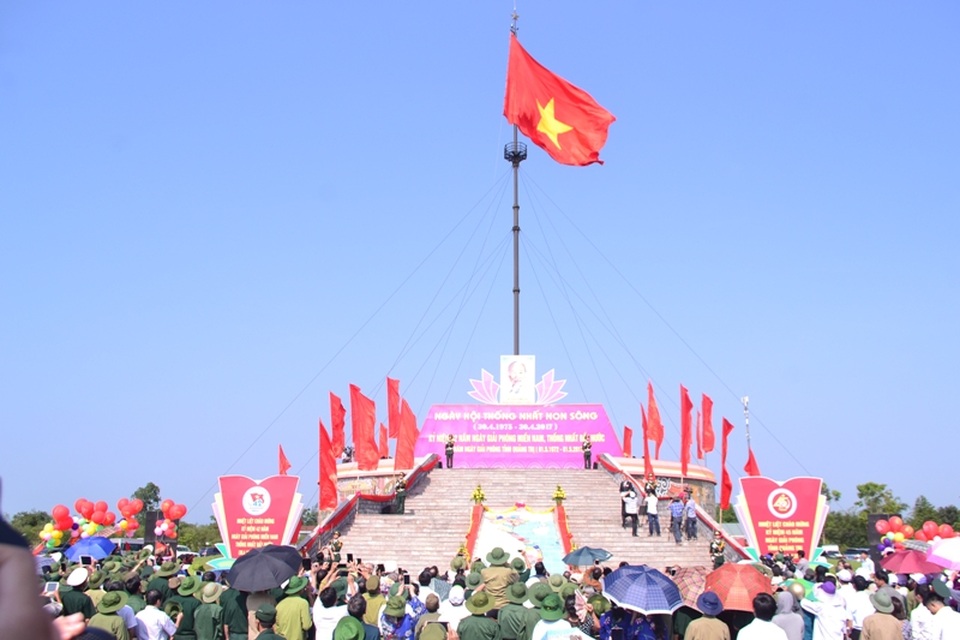 Quảng Trị tổ chức lễ Thượng cờ mừng 42 năm thống nhất non sông - 1 Lễ thượng cờ tại kỳ đài Hiền Lương