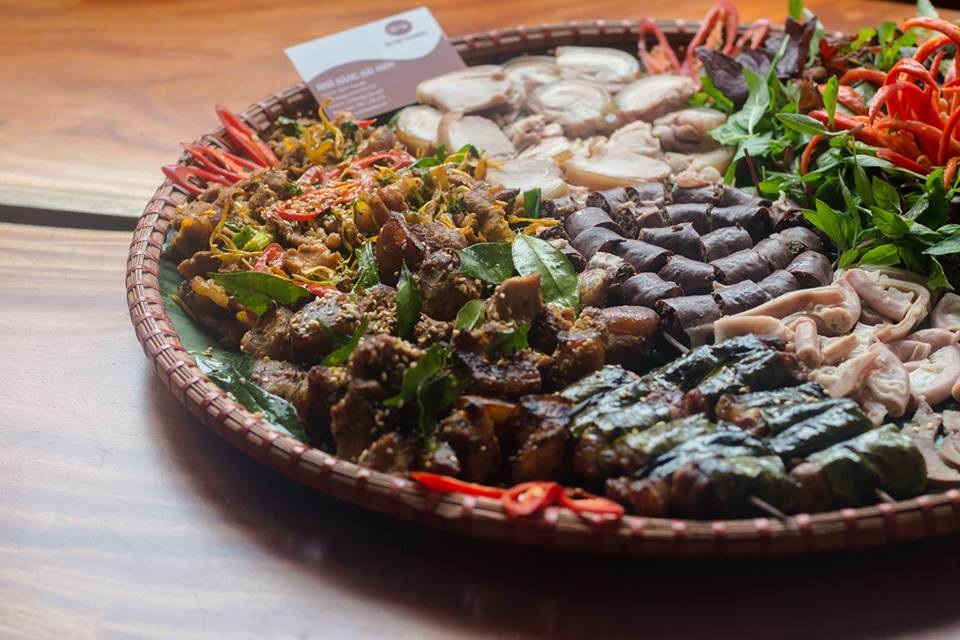 Một ngày thưởng ngoạn ở Thung Nai - 5 Cỗ lá là món ăn độc đáo phải kể đến đầu tiên khi đến Thung Nai.