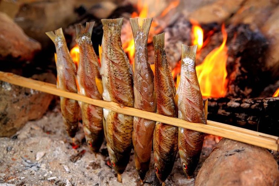 Một ngày thưởng ngoạn ở Thung Nai - 6 Cá nướng sông Đà từ lâu đã được coi như một đặc sản riêng của mảnh đất xứ Mường.
