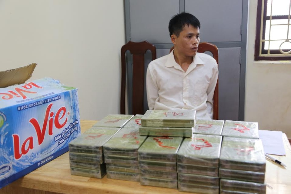 Thưởng nóng vụ bắt đối tượng vận chuyển 42 bánh heroin lấy 100 triệu tiền công - 1 Đối tượng Triệu Đình Hùng tại cơ quan công an