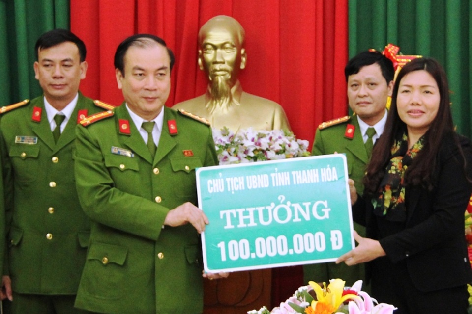 Thưởng nóng ban chuyên án triệt phá đường dây buôn bán ma túy xuyên quốc gia - 1 Bà Lê Thị Thìn, Phó chủ tịch UBND tỉnh Thanh Hóa trao thưởng 100 triệu đồng cho Ban chuyên án