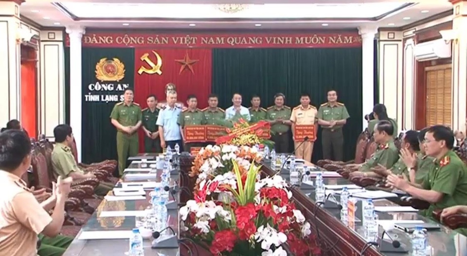 Thưởng nóng vụ bắt đối tượng vận chuyển 42 bánh heroin lấy 100 triệu tiền công - 2 Lãnh đạo địa phương trao thưởng nóng cho lực lượng tham gia chuyên án