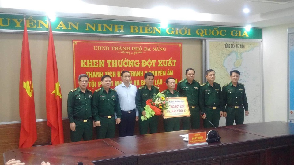 Thưởng “nóng” lực lượng biên phòng vì phá án ma túy - 1 Phó chủ tịch UBND TP Đà Nẵng Hồ Kỳ Minh thưởng “nóng” 30 triệu đồng cho lực lượng Bộ đội biên phòng TP Đà Nẵng