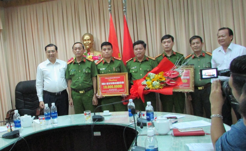 Thưởng “nóng” lực lượng phá nhanh vụ vận chuyển ma túy liên tỉnh - 1 Chủ tịch UBND TP Đà Nẵng Huỳnh Đức Thơ thưởng nóng cho lực lượng công an 20 triệu đồng