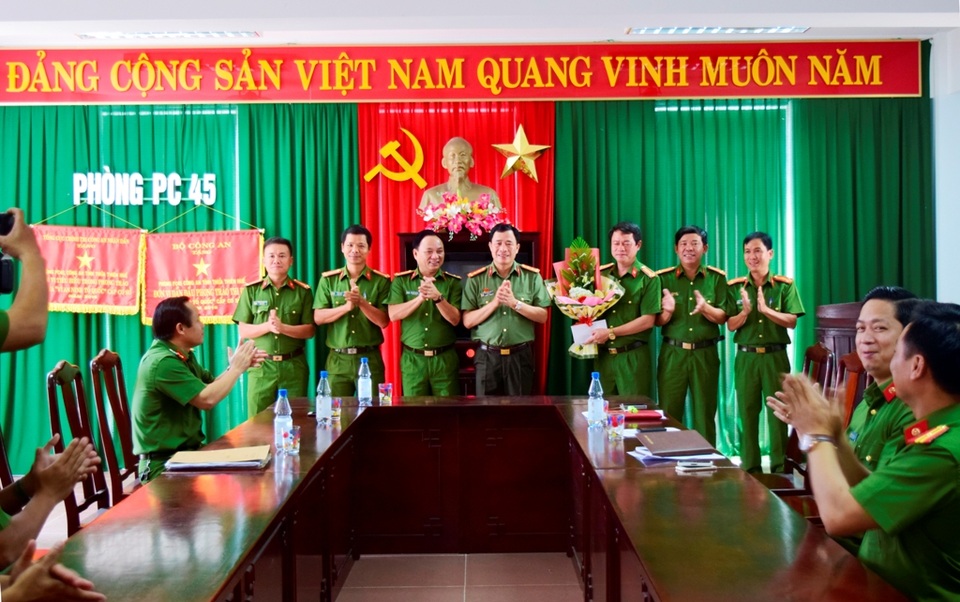 Thưởng nóng Ban chuyên án bắt đối tượng gây ra hàng loạt vụ cướp giật ở tiệm vàng - 2 Đại tá Lê Quốc Hùng, Giám đốc Công an tỉnh Thừa Thiên Huế (đứng giữa) thưởng nóng Ban chuyên án bắt đối tượng gây ra nhiều vụ cướp giật tại các tiệm vàng trên địa bàn tỉnh