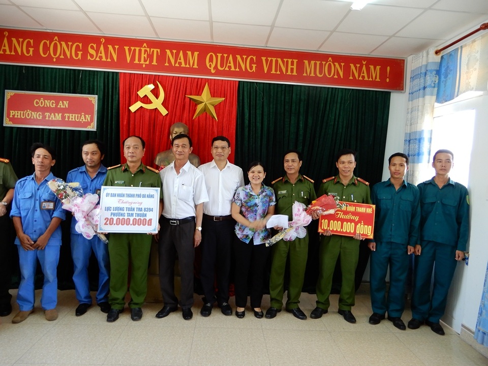 Giết bạn sau khi cùng nhậu và sử dụng ma túy - 1 UBND TP Đà Nẵng, UBND quận Thanh Khê, UBND phường Tam Thuận thưởng nóng cho lực lượng tuần tra 8394 của phường Tam Thuận