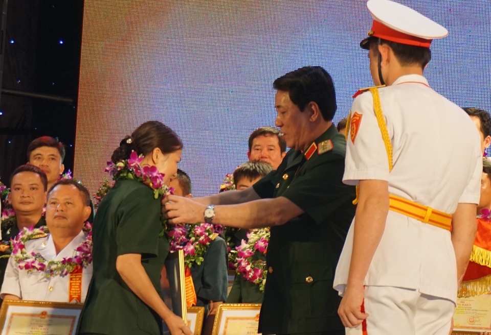 Sáng ngời hình ảnh Bộ đội Cụ Hồ trong lòng nhân dân - 3 Thượng tướng Lương Cường - Chủ nhiệm Chính trị quân đội nhân dân Việt Nam trao vòng nguyệt quế cho các gương điển hình tiên tiến toàn quân