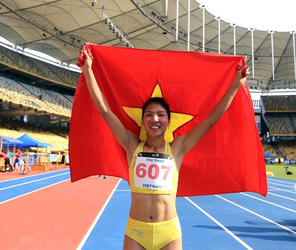 Nhật ký SEA Games 29 ngày 25/8: Kình ngư 15 tuổi Kim Sơn phá kỷ lục SEA Games - 20
Thu Thảo hạnh phúc giơ cao quốc kì khi biết mình sẽ giành tấm HCV nhảy xa của nữ, ảnh: Q.H