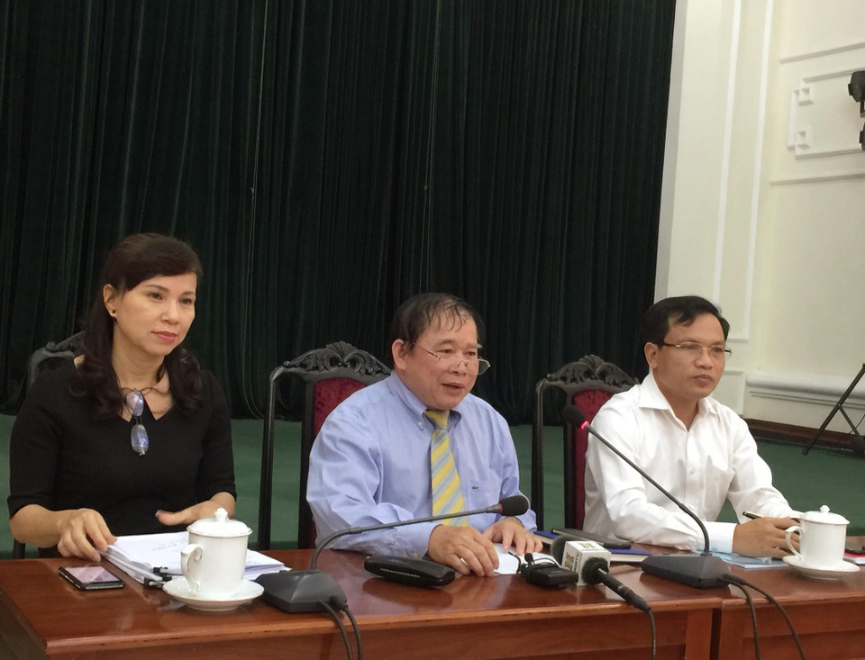 Nóng: Điểm sàn xét tuyển Đại học 2017 là 15,5 điểm - 2
Thứ trưởng Bùi Văn Ga (giữa) chia sẻ về điểm sàn xét tuyển ĐH năm nay.