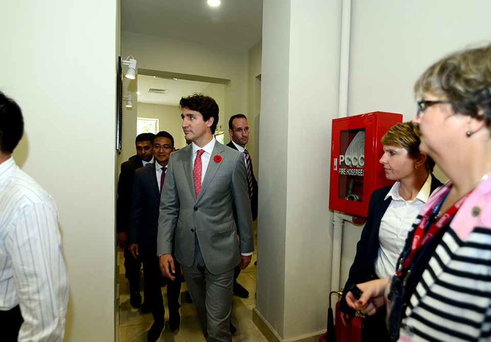 Thủ tướng Canada đánh cồng tại Sở Giao dịch chứng khoán TPHCM - 2 Một nữ nhân viên trông thấy Thủ tướng liền thốt lên: Sao mà đẹp trai thế.