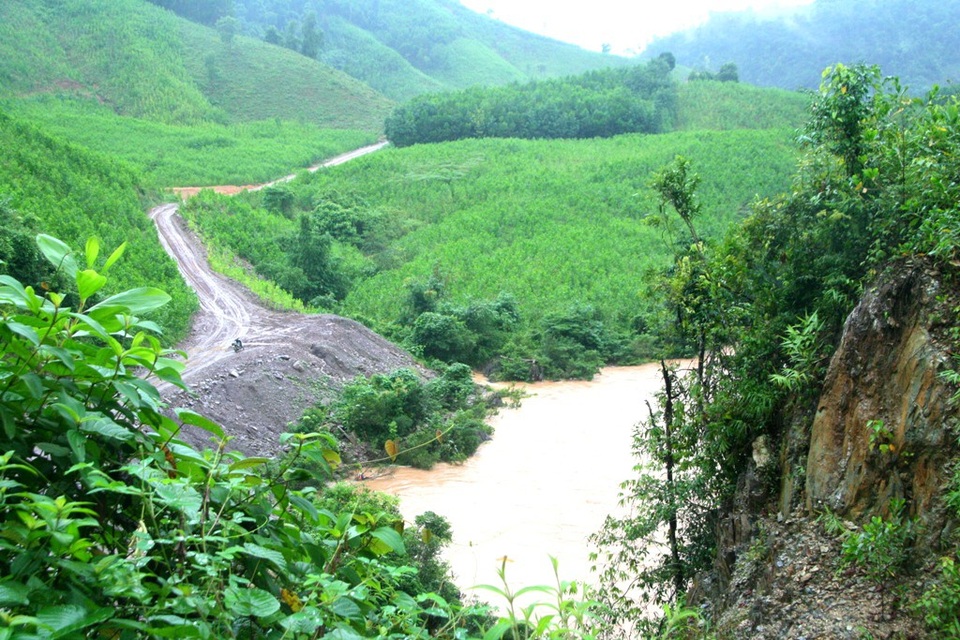 Thủy điện “chặn” đường lên rẫy của dân - 2 Rác và đất bị công nhân thủy điện Thượng Nhật vứt xuống sông gây ô nhiễm