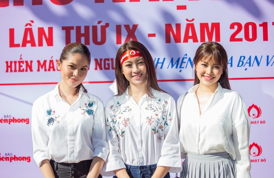 Trong vòng vây các bạn sinh viên, Mỹ Linh rạng rỡ, tươi tắn dù cô chỉ diện trang phục vô cùng đơn giản. Sau đó, cô còn tranh thủ trò chuyện với Á hậu Thùy Dung và Á hậu Diễm Trang. Sau khi đăng quang, vì khoảng cách địa lý nên Mỹ Linh và Thùy Dung ít có cơ hội được gặp gỡ. Do đó, lần hội ngộ này 2 người đẹp cảm thấy rất vui.