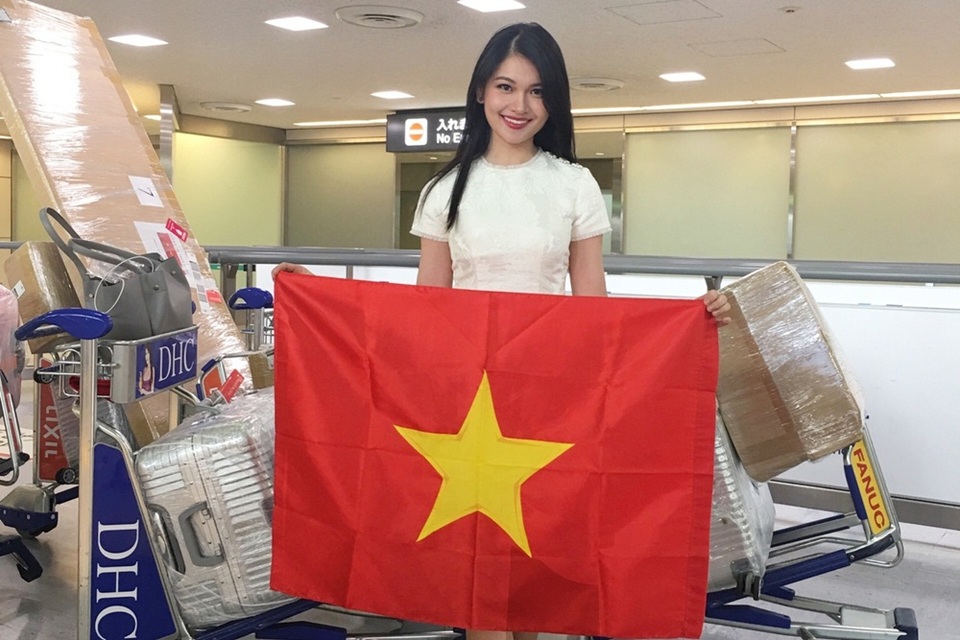 Cô cũng chính thức chia sẻ clip giới bản thân đến với cuộc thi nhan sắc lâu đời và uy tín thứ 3 trên thế giới. Á hậu Việt Nam hy vọng khán giả nước nhà và bạn bè quốc tế có thể hiểu hơn về Thuỳ Dung - đại diện Việt Nam tham gia Miss International 2017.