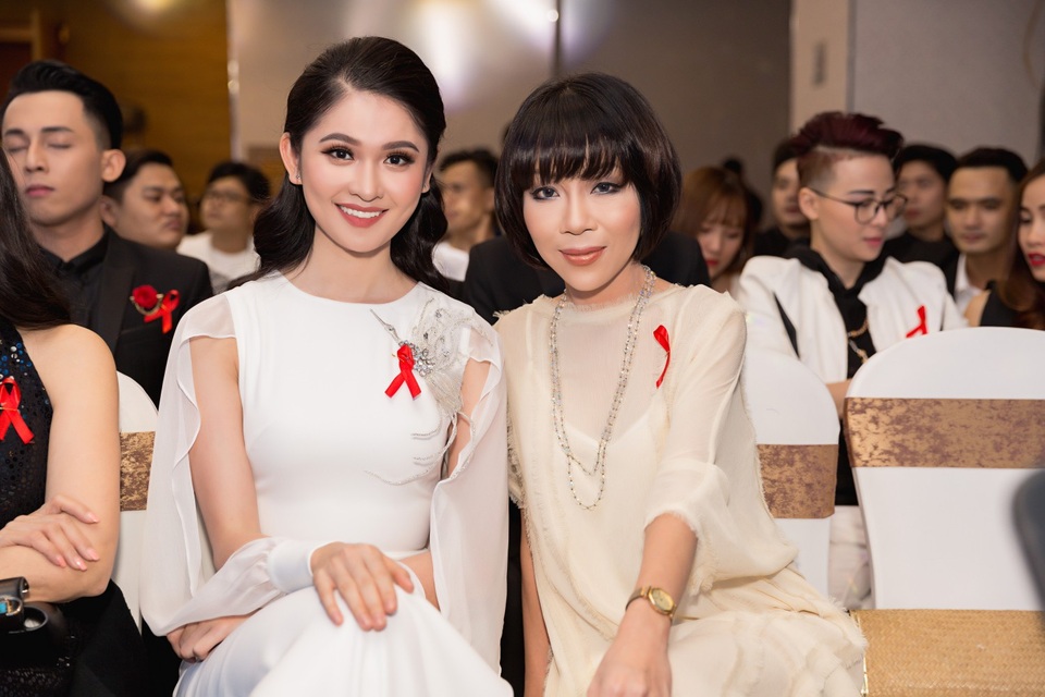 Cô cũng hội ngộ MC Trác Thuý Miêu. Trịnh Kim Chi và Trác Thúy Miêu đều là giám khảo của Hoa hậu Việt Nam 2016 - cuộc thi mà Thùy Dung tham gia và đạt giải thưởng Á hậu 2. Gặp gỡ hai người chị quý mến, Thùy Dung có dịp tâm sự, cũng như trao đổi về ý nghĩa chương trình. Người đẹp 9x ấn tượng với phong thái rạng rỡ, xinh đẹp của Á hậu Trịnh Kim Chi và sự khéo léo, lôi cuốn trong giao tiếp của MC Trác Thuý Miêu.