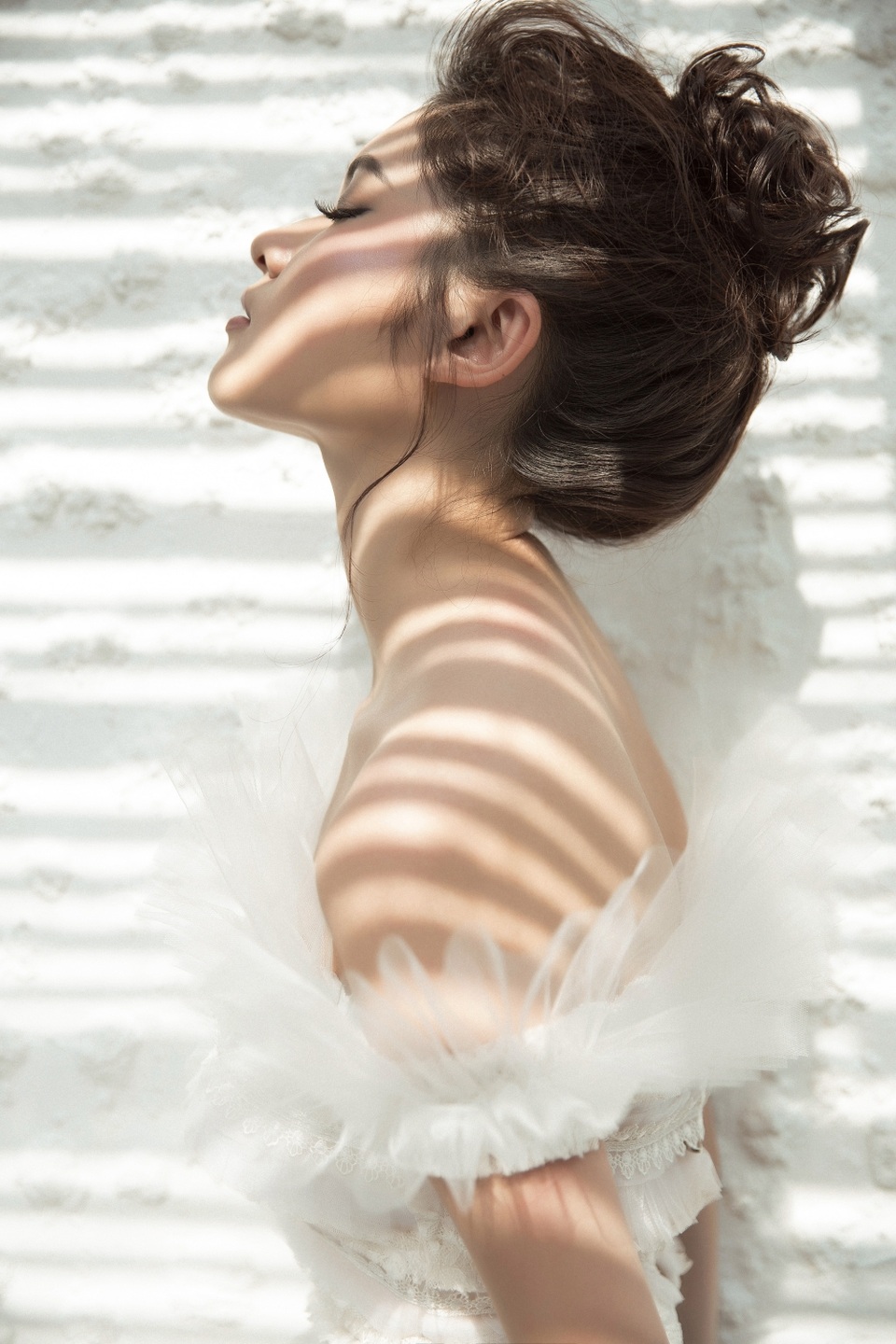 Trở về từ Tây Ban Nha, Á hậu Thuỳ Dung gợi cảm với đầm xuyên thấu - 6